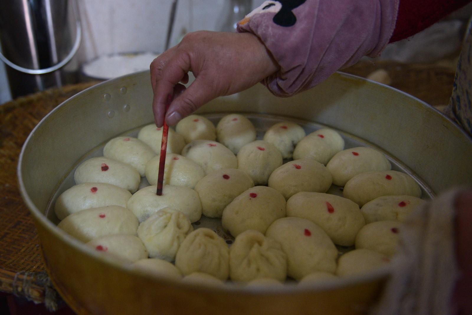 為方便辨認(rèn)，給豆沙包子點(diǎn)一個小紅點(diǎn)，很好區(qū)分。