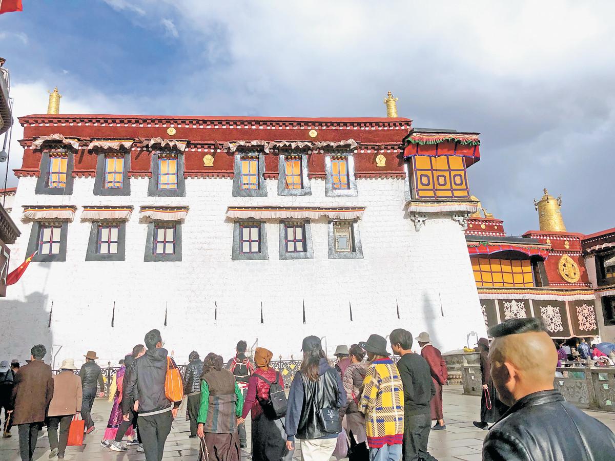 西藏大概有各級各類風(fēng)景名勝資源點一千多處，西藏境內(nèi)分布著眾多的文物古跡，包括古遺址、古建筑、古喪葬在內(nèi)的不可移動文物點四千多處，已登記各類文物保護單位近兩千處。