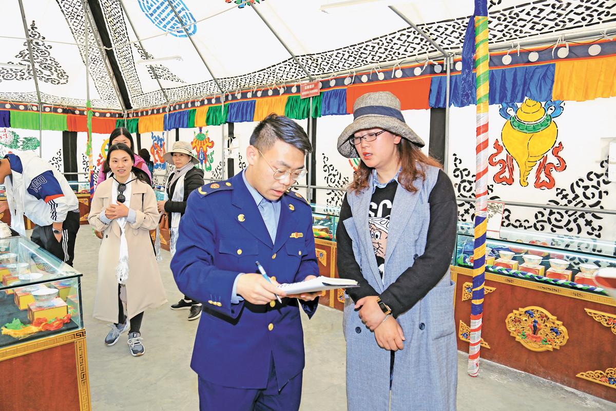 為營造健康文明旅游環(huán)境，近日，文旅局聯(lián)合公安局、市場辦、稅務(wù)局對工藝品銷售店、銀器加工店等進行文化旅游市場大檢查。