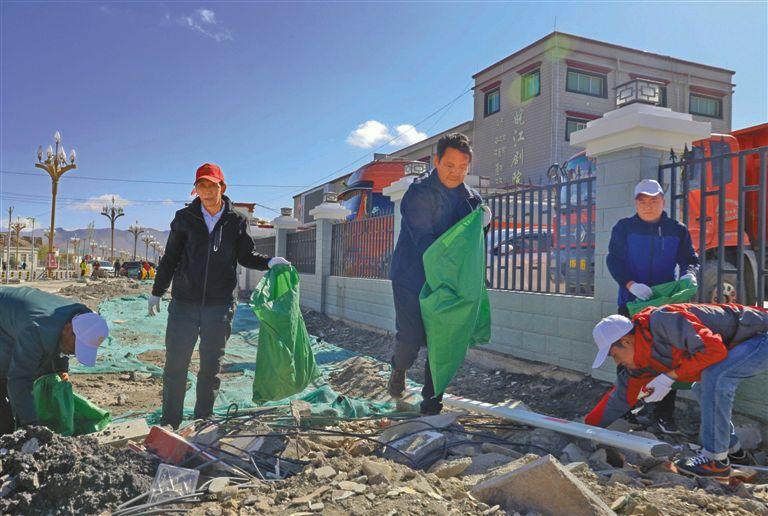 浪卡子縣以“減少污染、行動(dòng)起來”為主題，組織干部職工開展環(huán)境綜合整治工作，引導(dǎo)干部群眾增強(qiáng)環(huán)境保護(hù)意識(shí)，身體力行保護(hù)環(huán)境。 圖為該縣干部職工在清理垃圾。 記者 段敏 攝