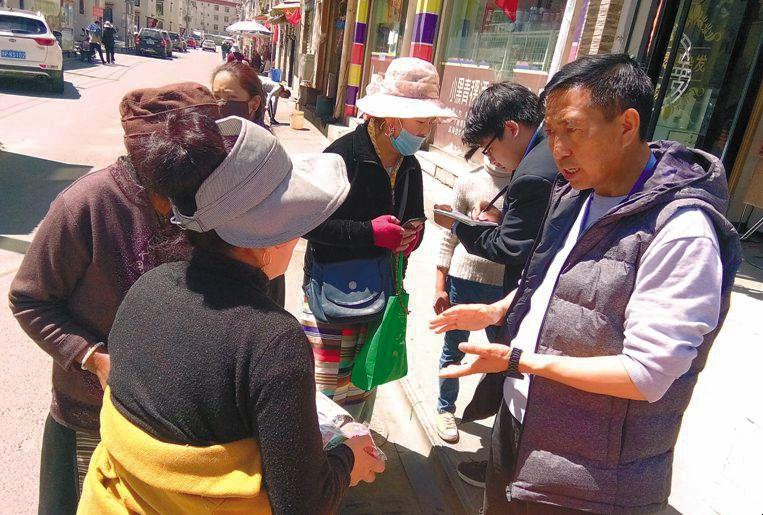 拉薩城投潔達(dá)保潔有限公司工作人員到居民群眾家中宣講生活垃圾分類的重要性和相關(guān)常識(shí)，并發(fā)放垃圾分類袋。記者 央金 攝