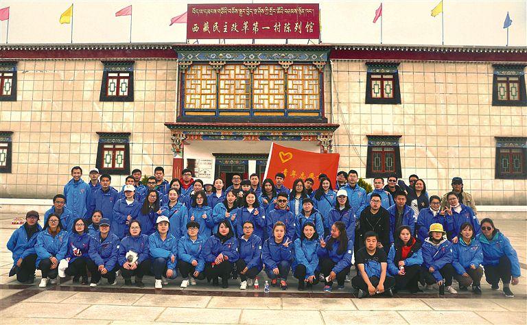 青春因奉獻(xiàn)而美麗，人生因奉獻(xiàn)而精彩。去年以來，共青團(tuán)山南市委組織1萬多名志愿者，開展了“保護(hù)母親河，爭當(dāng)河小青”等環(huán)境保護(hù)活動(dòng)和“共建和諧山南”等志愿服務(wù)活動(dòng)，讓廣大青年在志愿服務(wù)中發(fā)光出彩，書寫不一樣的青春。圖為山南市志愿者參加完志愿服務(wù)活動(dòng)后合影。記者 馬靜 攝