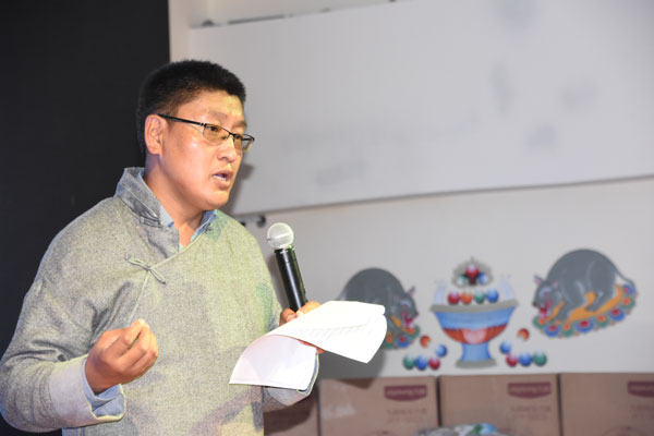 03-村長(zhǎng)助理扎西頓珠介紹兒童村的基本情況。.jpg