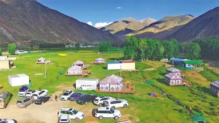 這個(gè)地方不是達(dá)東村，也不是支溝、斜溝，更不是著名的羅布林卡，而是拉薩市達(dá)孜區(qū)的白納村。圖為俯瞰白納村白納生態(tài)林卡。