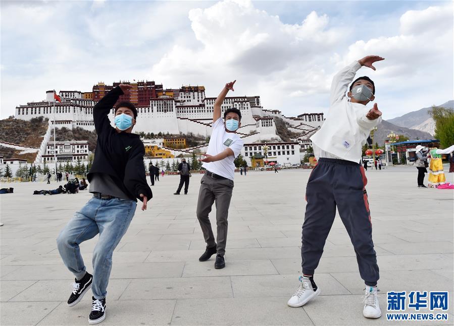 隨著氣溫回升和疫情防控形勢向好，拉薩旅游業(yè)逐漸回暖。來自西藏山南市的青年在布達拉宮廣場跳舞（5月2日攝）。新華社記者 覺果 攝