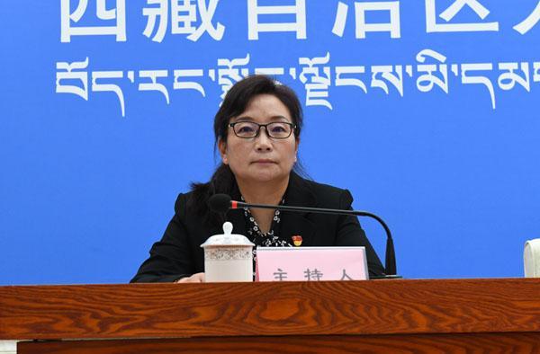主持人：區(qū)黨委宣傳部副部長、政府新聞辦主任 德吉卓嘎.jpg