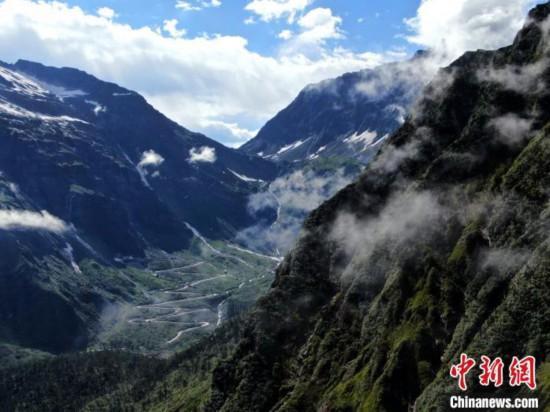 圖為派墨公路多雄拉隧道出口(墨脫側)連續(xù)回頭彎路段。(資料圖) 董志雄 攝