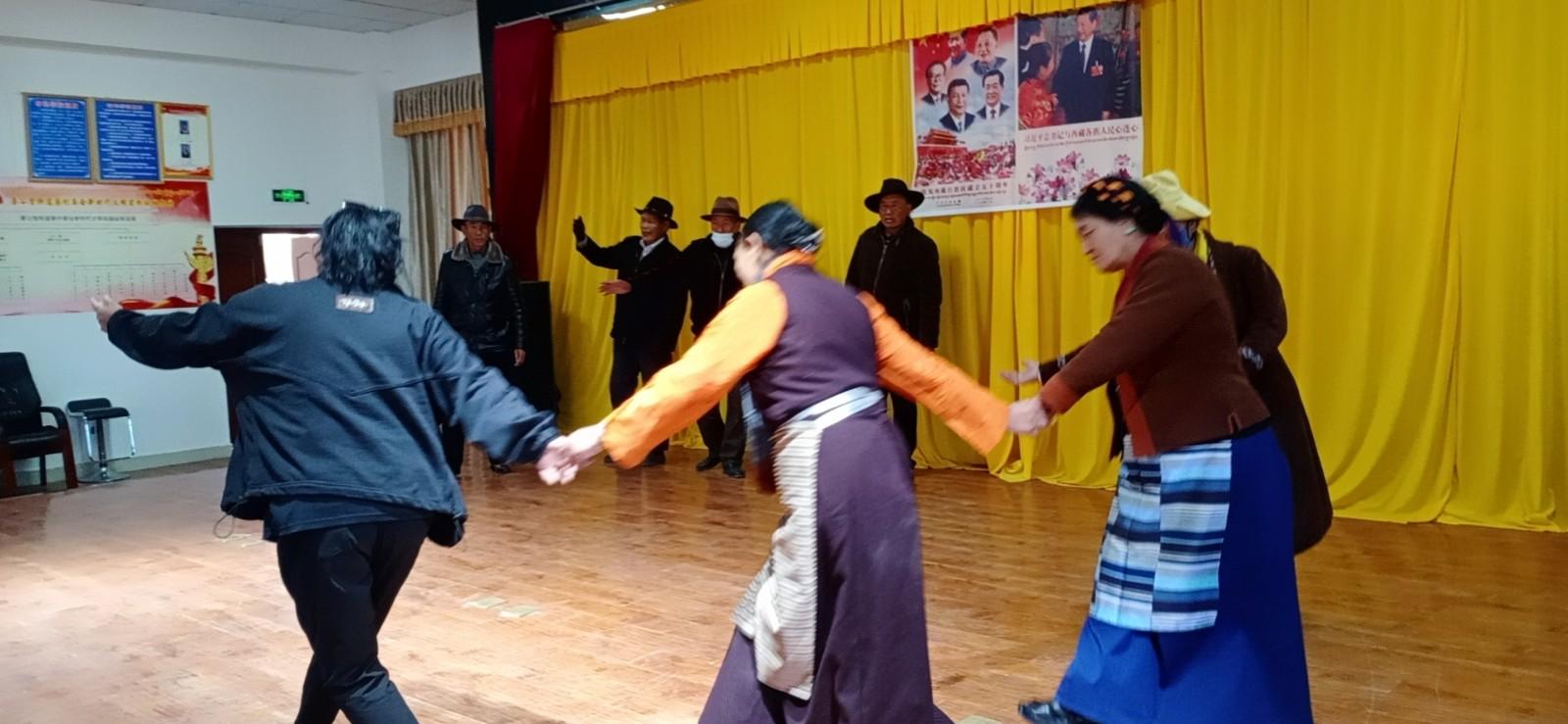 如何豐富鄉(xiāng)村文化生活、完善基層公共文化服務(wù)？拉薩市鄉(xiāng)鎮(zhèn)街道全部組建了鄉(xiāng)村文藝演出隊，發(fā)掘文藝能人，以群眾喜聞樂見的方式將節(jié)目搬上舞臺，極大地豐富了老百姓的文化生活。