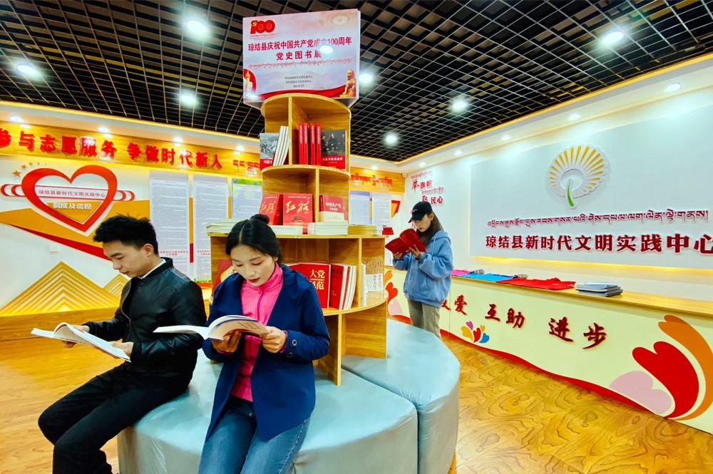在第26個(gè)“世界讀書日”來臨之際，瓊結(jié)縣新時(shí)代文明實(shí)踐中心、縣綜合文化活動中心開設(shè)的“黨史圖吧”正式對外開放，為全縣廣大干部職工打造了一個(gè)線下學(xué)習(xí)的好去處。圖為瓊結(jié)縣干部職工在“黨史圖吧”閱讀黨史資料。倫珠次仁  記者 洛桑 攝通訊員 索郎旦達(dá) 記者 耿銳仙 攝