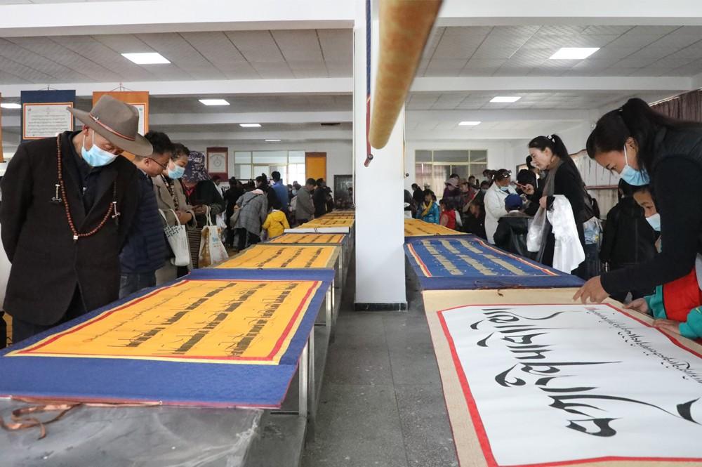 近日，拉薩市城關(guān)區(qū)俄杰塘吉祥幼兒園教師尼瑪書法作品展在拉薩開展，吸引眾多書法愛好者前來參觀。圖為書法展現(xiàn)場。記者 格桑倫珠 攝