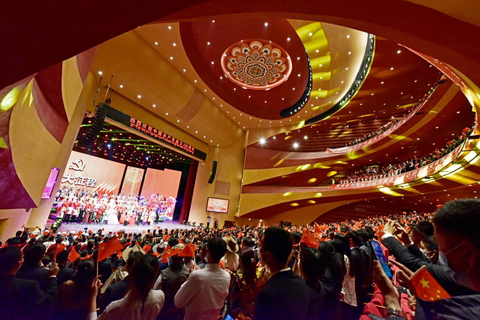 圖為日喀則市慶祝中國共產(chǎn)黨成立100周年主題晚會現(xiàn)場。 陳林 扎西頓珠 汪純 攝
