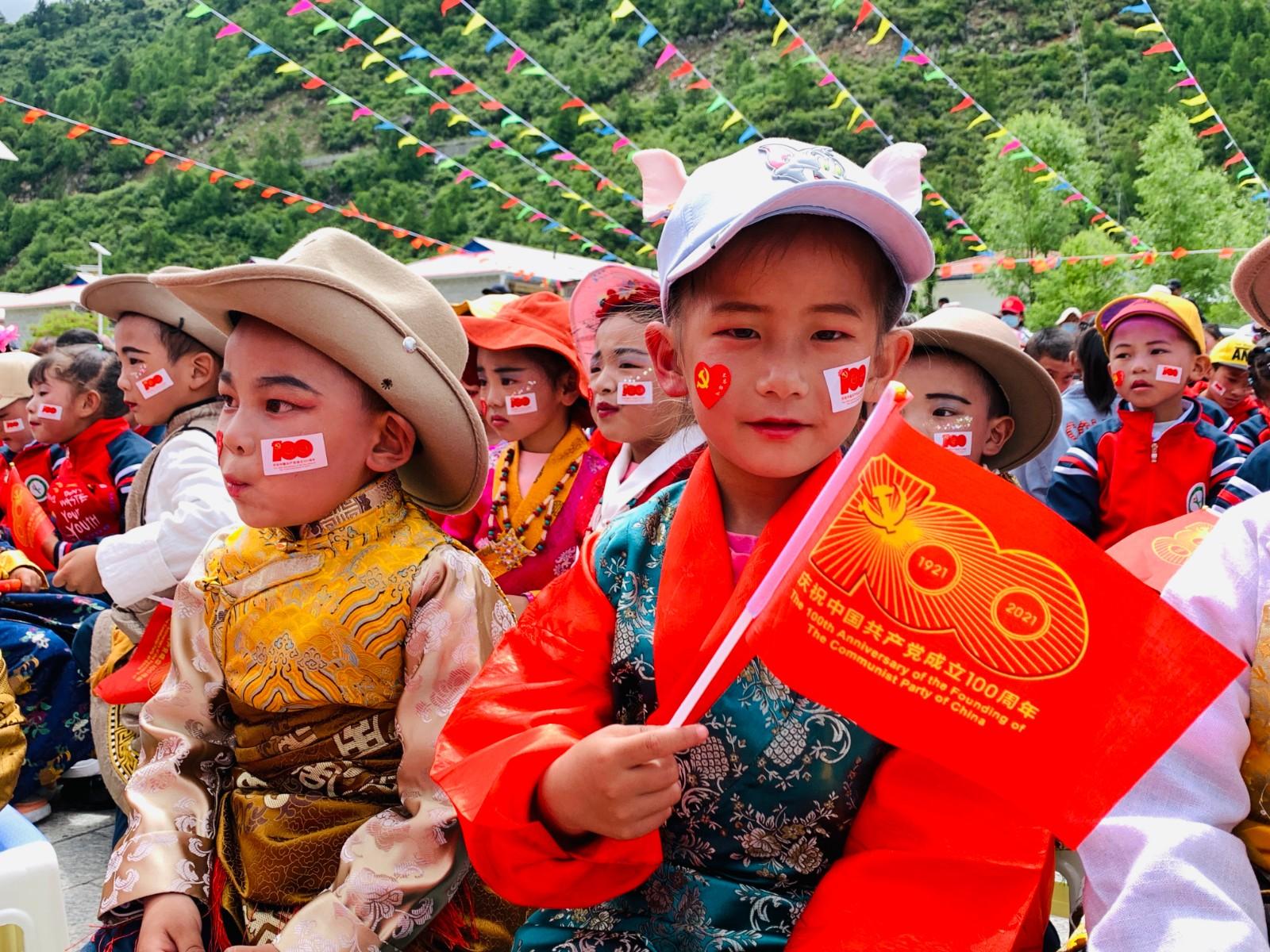 圖為亞東縣上亞東鄉(xiāng)兒童參加慶祝中國共產(chǎn)黨成立100周年大會。 陳林 扎西頓珠 汪純 攝