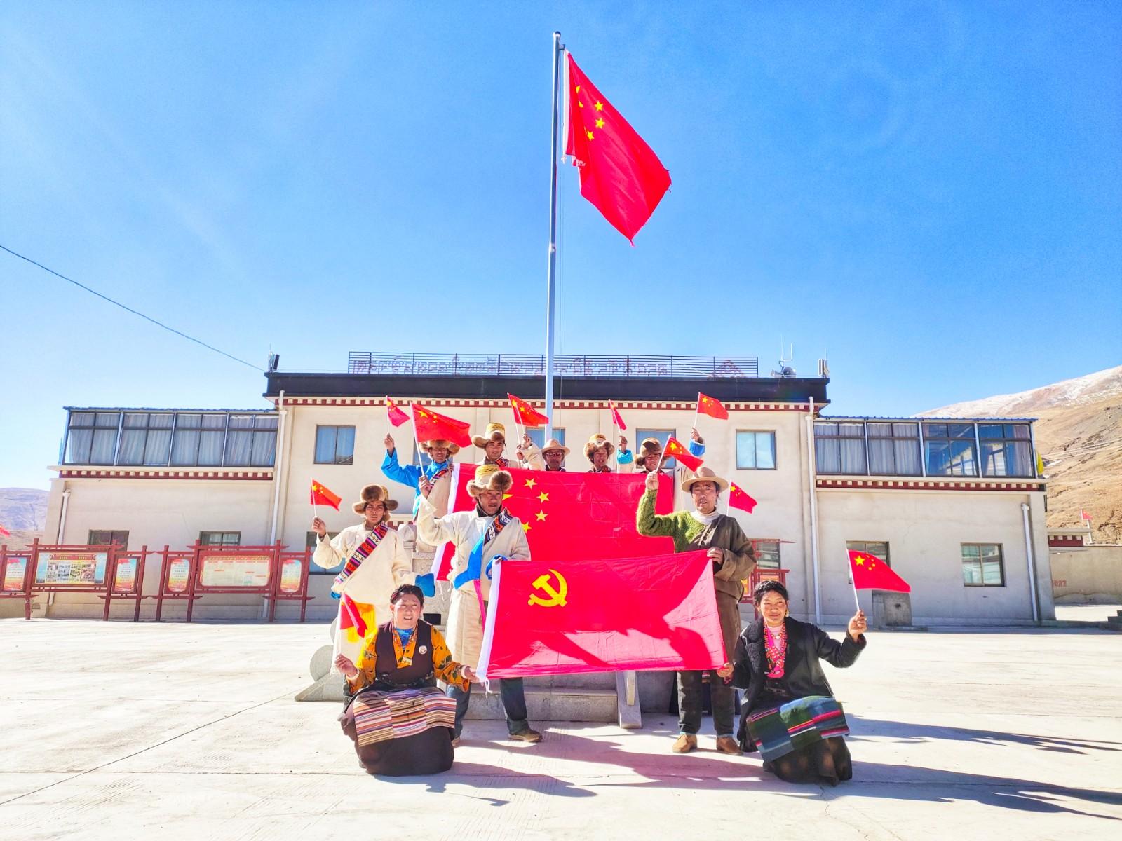 連日來，日喀則市緊緊圍繞愛黨愛國愛社會主義主題，以鑄牢中華民族共同體意識為主線，牢牢把握“黨的盛典 、人民的節(jié)日”基調(diào)定位，開展形式多樣、內(nèi)容豐富、隆重熱烈、務(wù)實節(jié)儉、安全有序的系列活動。圖為吉隆縣折巴鄉(xiāng)達木村開展“我與黨旗合影”活動。 陳林 扎西頓珠 汪純 攝