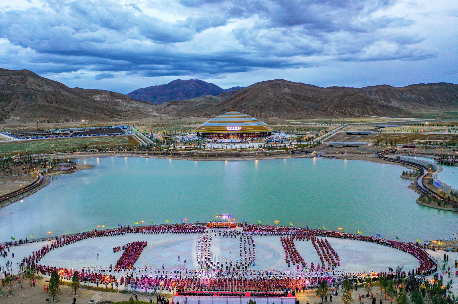 圖為日喀則市慶祝中國共產(chǎn)黨成立100周年主題晚會現(xiàn)場。 陳林 扎西頓珠 汪純 攝