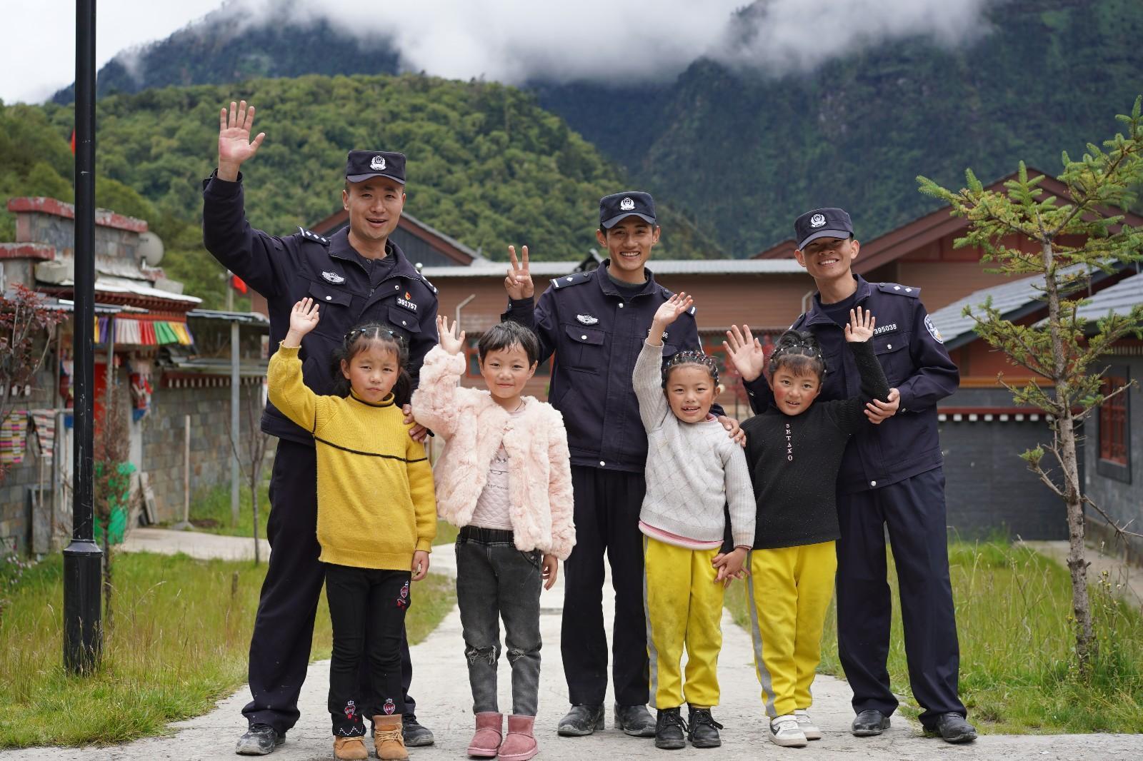 5 圖為玉麥邊境派出所民警在轄區(qū)走訪期間，與轄區(qū)兒童合影.jpg