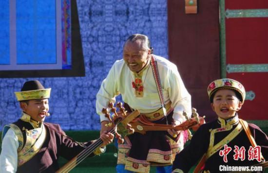 圖為2022工布新年暨響箭文化旅游系列活動(dòng)開(kāi)幕式上的文藝表演。　冉文娟　攝