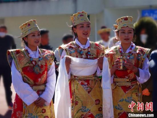 圖為身著節(jié)日盛裝的藏族姑娘?！∪轿木?攝