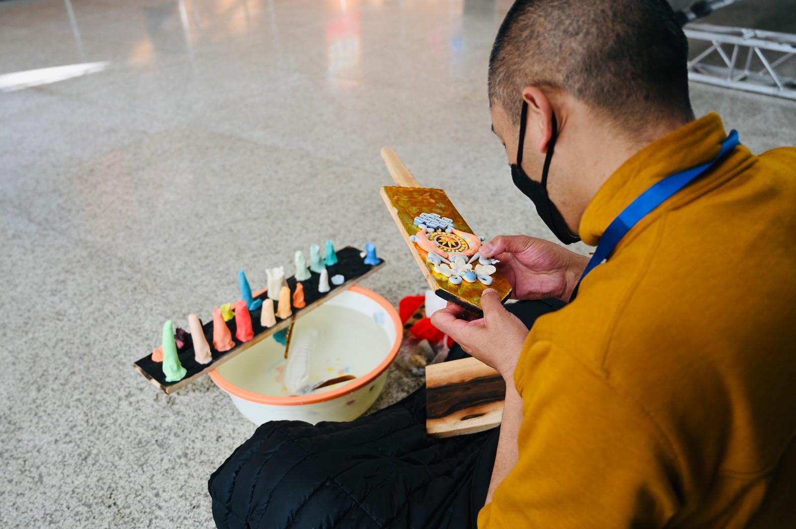 拉薩市作為西藏自治區(qū)的首府城市，聚集了大量的民族手工藝傳承者，積累了豐富的傳承技藝。特別是西藏和平解放以來，拉薩市的民族手工藝行業(yè)取得了長足發(fā)展。