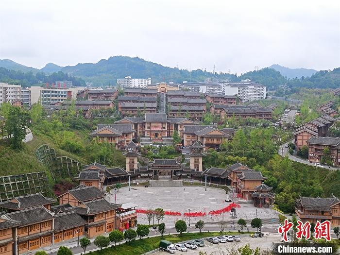 阿妹戚托小鎮(zhèn)一隅?！∈〗?攝