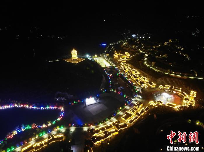 航拍阿妹戚托小鎮(zhèn)夜景。　石小杰 攝