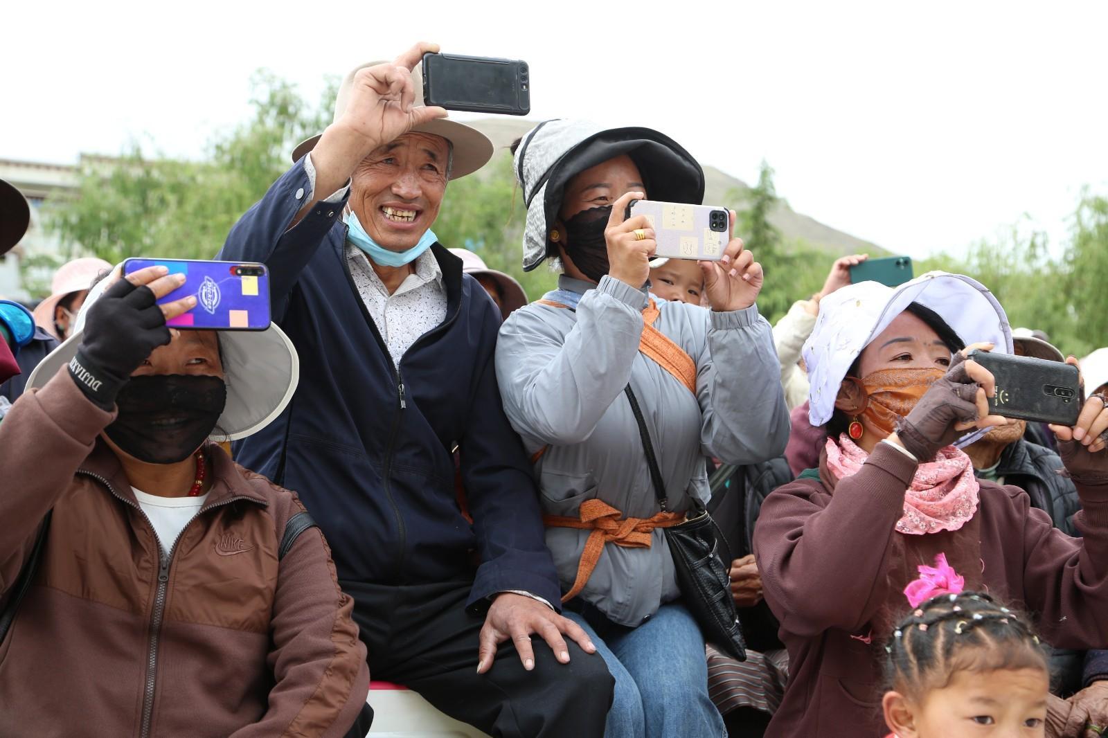 圖為瓊結(jié)縣居民正在用手機記錄精彩時刻.JPG