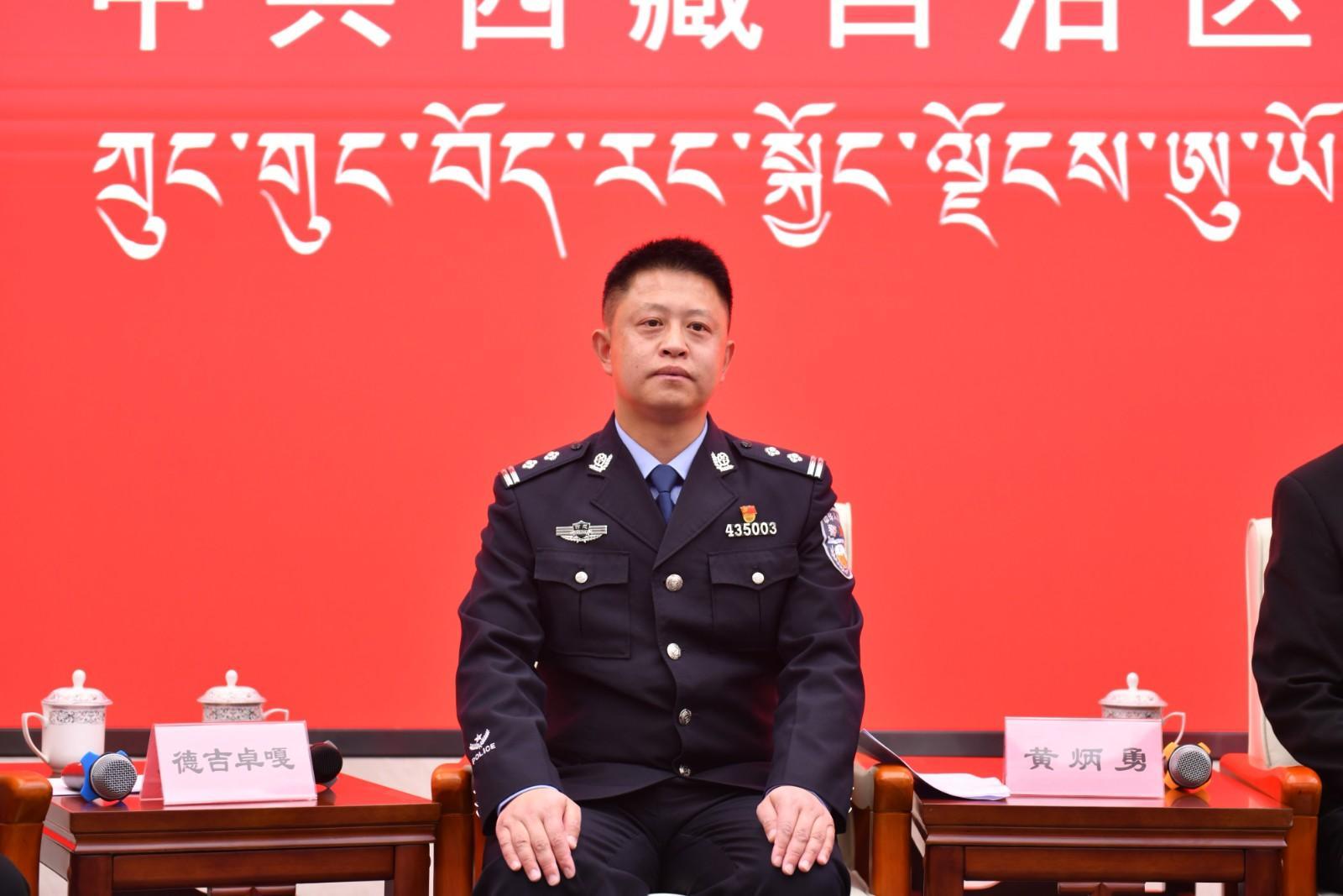 新聞發(fā)言人：林芝市波密縣公安局黨委副書記、政委、機(jī)關(guān)第一黨支部書記、四級(jí)高級(jí)警長(zhǎng)黃炳勇.jpg