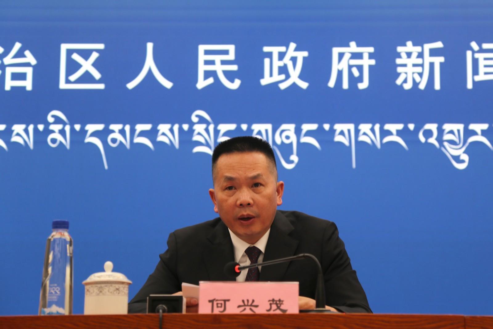 新聞發(fā)言人：區(qū)人社廳黨組成員、副廳長 何興茂.jpg