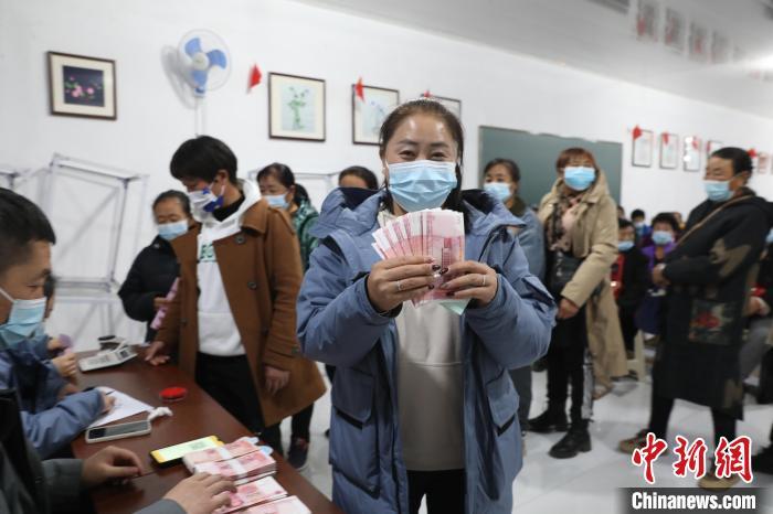 圖為肖主拉領到了“工資”?！】朴抑衅煨麄鞑抗﹫D