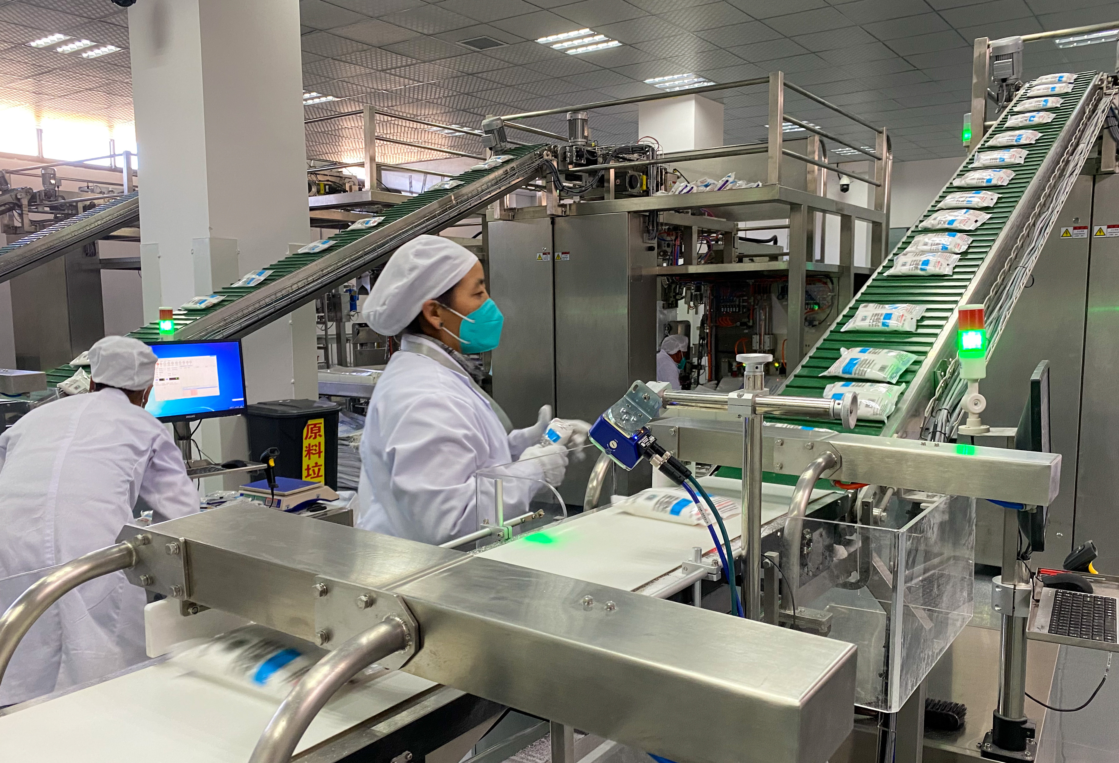 臨近年終，拉薩市各企業(yè)按下“快進(jìn)鍵”、跑出“加速度”，積極搶抓第四季度時(shí)間窗口，開足馬力忙生產(chǎn)、趕訂單，奮力沖刺全年生產(chǎn)目標(biāo)任務(wù)。圖為西藏中興鹽業(yè)有限責(zé)任公司工作人員在鹽廠流水線上作業(yè)。記者 丹增群培 攝