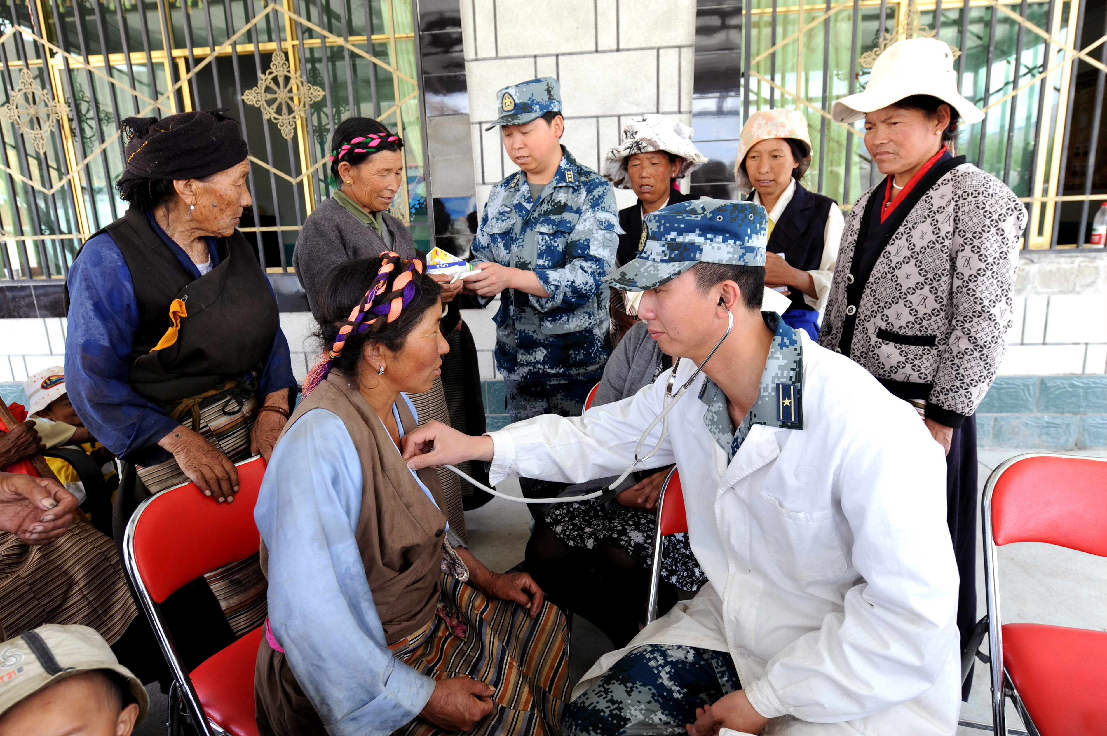 軍愛(ài)民、民擁軍，軍民團(tuán)結(jié)一家親。圖為駐藏某部官兵為當(dāng)?shù)厝罕娏x診。