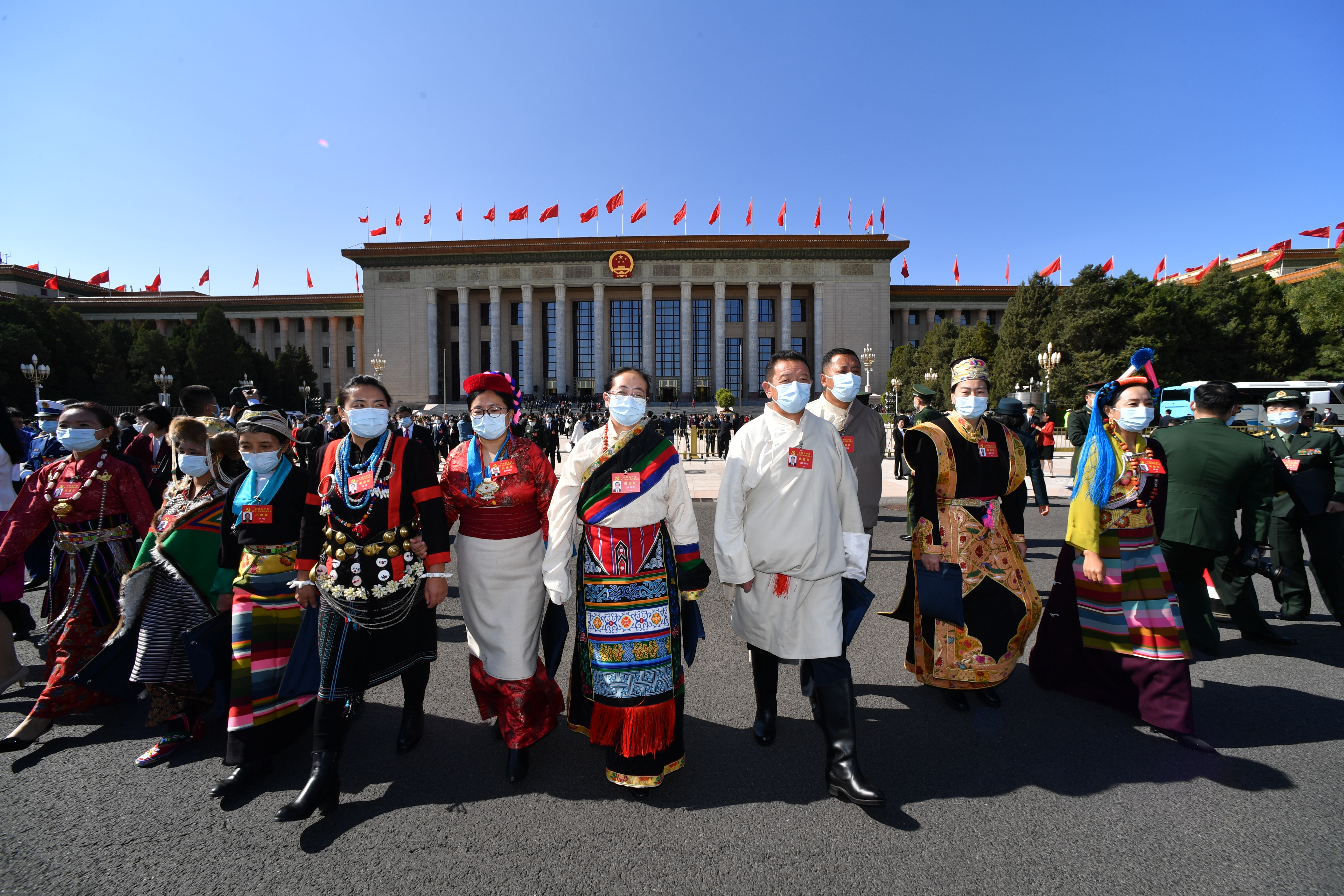 10月16日上午，中國(guó)共產(chǎn)黨第二十次全國(guó)代表大會(huì)在人民大會(huì)堂開幕，在民族復(fù)興的偉大征程上標(biāo)注新的歷史時(shí)刻、標(biāo)定新的歷史方位。西藏代表團(tuán)全體代表肩負(fù)43萬(wàn)黨員和360多萬(wàn)各族人民的重托，懷著無(wú)比激動(dòng)的心情參加開幕大會(huì)，精神飽滿、步伐鏗鏘。
