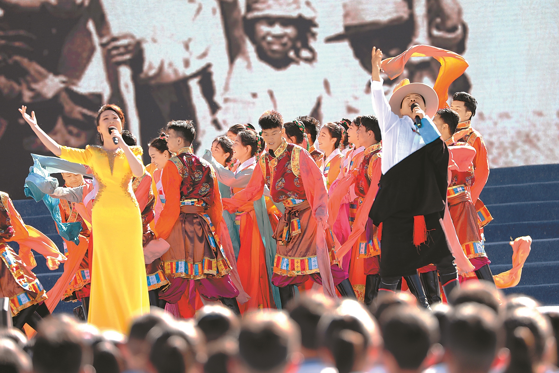 黨的十八大以來(lái)，山南市堅(jiān)持以人民為中心，舉旗幟、聚民心、育新人、興文化、展形象，全力創(chuàng)作群眾喜聞樂(lè)見的藝術(shù)精品，推動(dòng)文化繁榮發(fā)展，不斷滿足群眾對(duì)美好生活的文化需要，為推動(dòng)山南長(zhǎng)治久安和高質(zhì)量發(fā)展提供精神動(dòng)力和文化支撐。圖為山南市文藝工作者為群眾獻(xiàn)上精彩的文藝演出。記者 段敏 攝