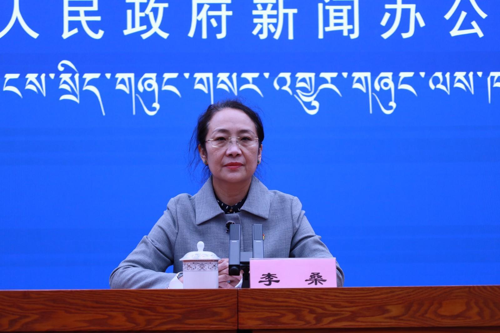 新聞發(fā)言人：自治區(qū)政府副秘書長(zhǎng)、一級(jí)巡視員婦兒工委副主任李桑.jpg