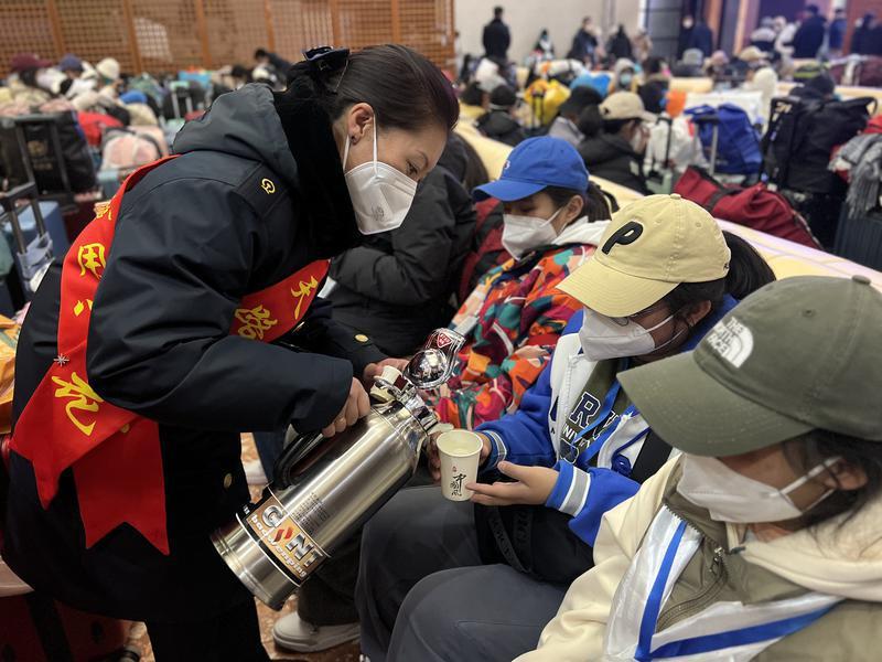 圖為拉薩火車站“天路格?；ā秉h員突擊隊為旅客服務。李海星 攝
