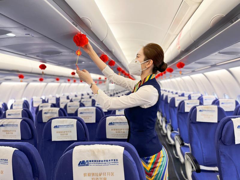 圖為正在裝飾客艙的藏航空姐。西藏航空供圖
