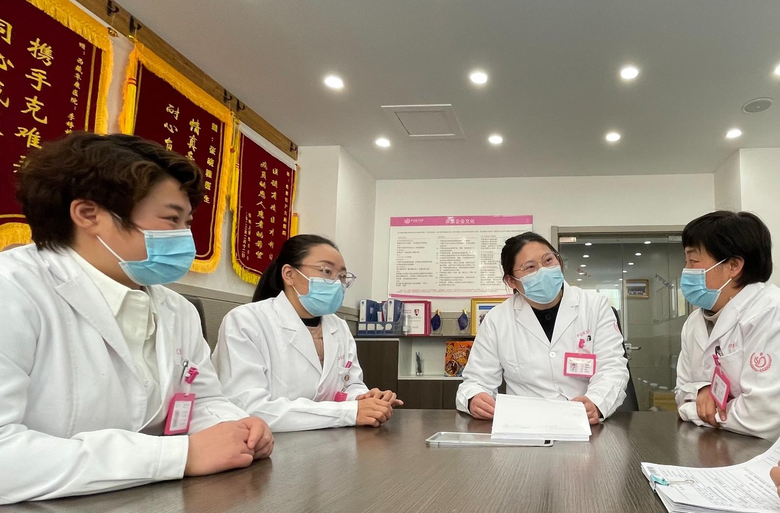 新時代，在鄉(xiāng)村振興第一線、在改革發(fā)展最前沿、在服務社會各領(lǐng)域，到處都有西藏女性拼搏奮斗的身姿。圖為阜康婦產(chǎn)兒童醫(yī)院的女醫(yī)生在研討業(yè)務。記者 白瑪澤旺 攝