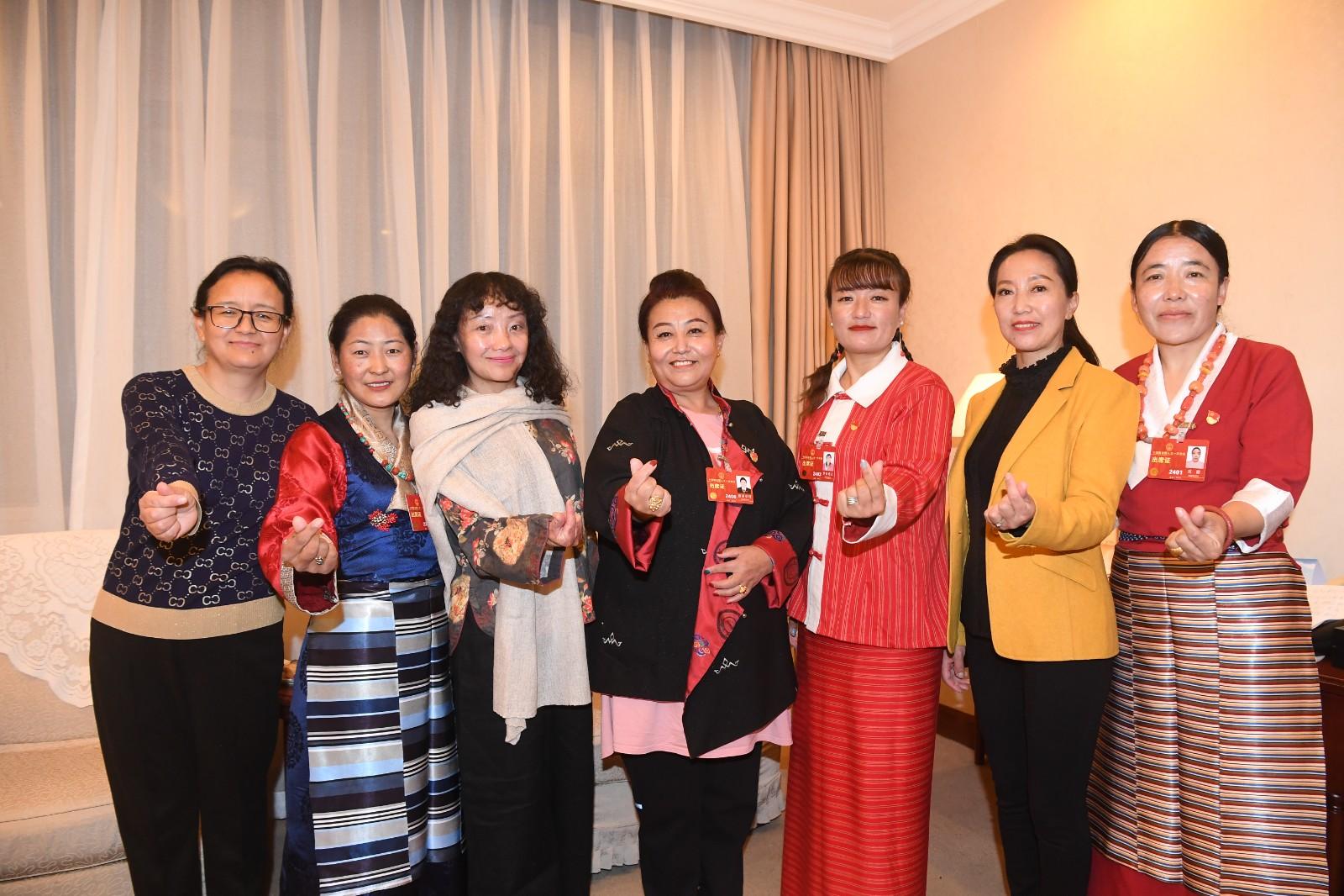 圖為出席十四屆全國人大一次會議的我區(qū)女性代表們比心祝福姐妹們節(jié)日快樂。 西藏日報記者 李洲 攝