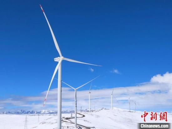 圖為矗立在哲古草原上的風(fēng)電機(jī)組。　中國電建集團(tuán)成都勘測設(shè)計(jì)研究院有限公司 供圖