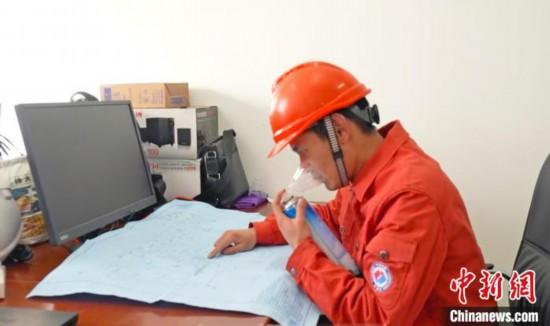 圖為哲古風(fēng)電項(xiàng)目技術(shù)人員克服高原缺氧堅(jiān)持工作?！≈袊娊瘓F(tuán)成都勘測設(shè)計(jì)研究院有限公司 供圖