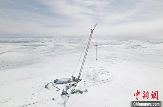 圖為哲古風(fēng)電項(xiàng)目在大雪中施工。　中國電建集團(tuán)成都勘測設(shè)計(jì)研究院有限公司 供圖