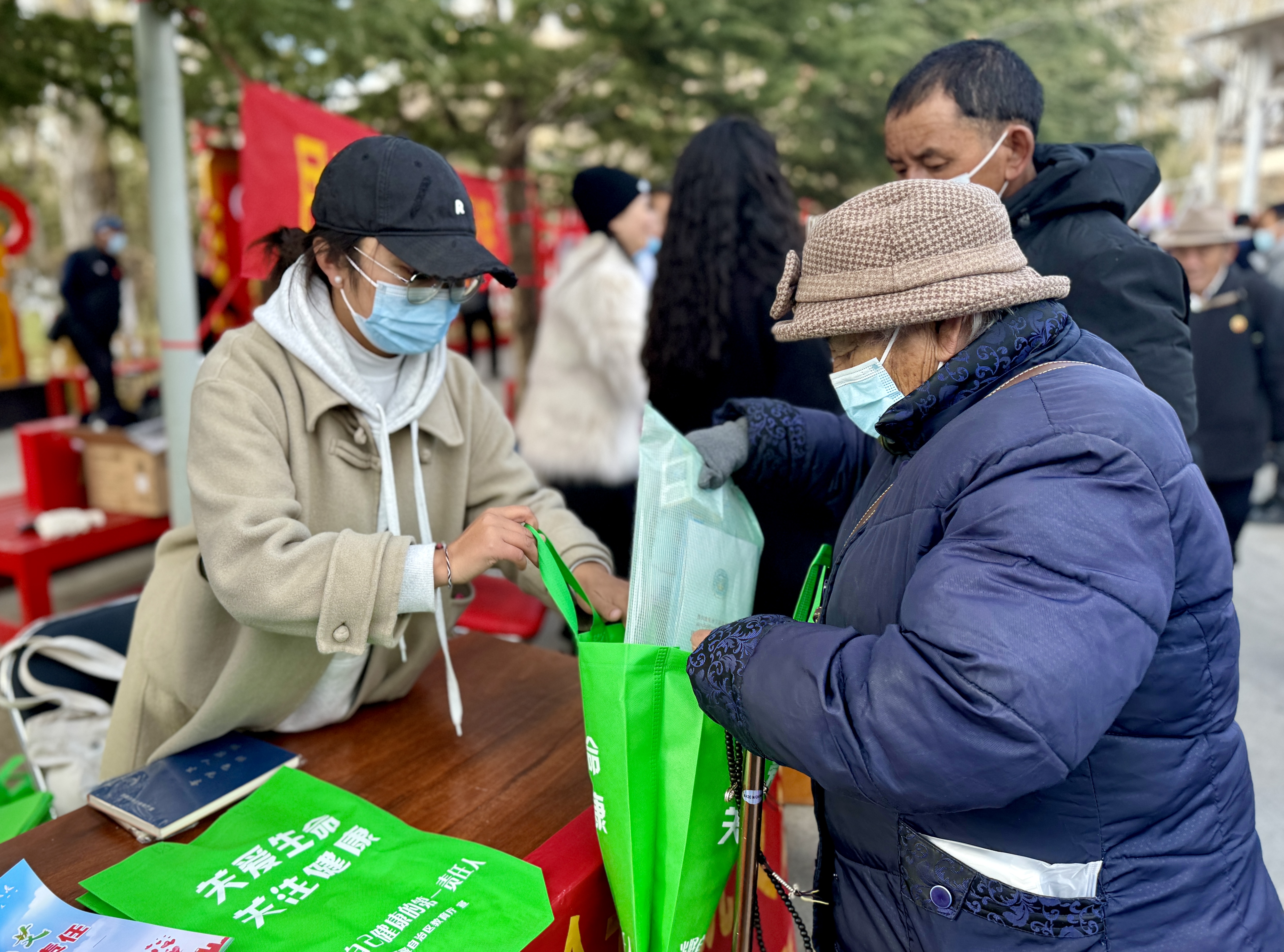 今年的12月1日是第36個(gè)“世界艾滋病日”，為進(jìn)一步推動(dòng)艾滋病防治工作高質(zhì)量開展，營(yíng)造全民廣泛參與艾滋病性病防治工作的良好氛圍。12月1日，我區(qū)各相關(guān)單位在宗教祿康公園組織開展了以“凝聚社會(huì)力量 合力共抗艾滋”為主題的“世界艾滋病日”主題宣傳活動(dòng)?；顒?dòng)現(xiàn)場(chǎng)，前來(lái)參加咨詢和義診的市民絡(luò)繹不絕，醫(yī)務(wù)人員忙著給市民開展測(cè)血壓量血糖等健康義診服務(wù)；紅絲帶志愿者通過(guò)懸掛橫幅、擺放展板、現(xiàn)場(chǎng)講解，發(fā)放資料和健康小禮品等形式對(duì)艾滋病防治、合理膳食等知識(shí)進(jìn)行集中宣傳，引導(dǎo)市民了解艾滋病的傳播方式和危害，掌握科學(xué)的“防艾”知識(shí)，建立有利于身心健康的行為方式。圖為12月1日“世界艾滋病日”主題宣傳活動(dòng)現(xiàn)場(chǎng)工作人員正在為來(lái)往的市民群眾發(fā)放健康小禮品。王敏 攝