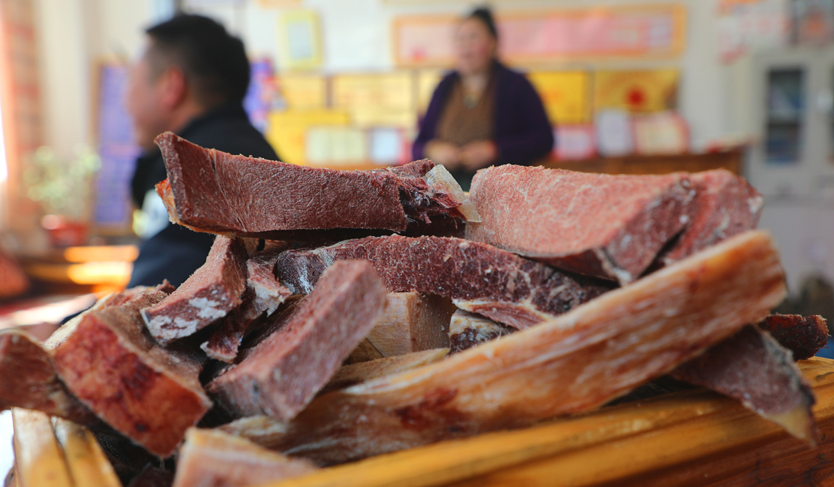 風(fēng)干牦牛肉。 記者 格桑倫珠 攝