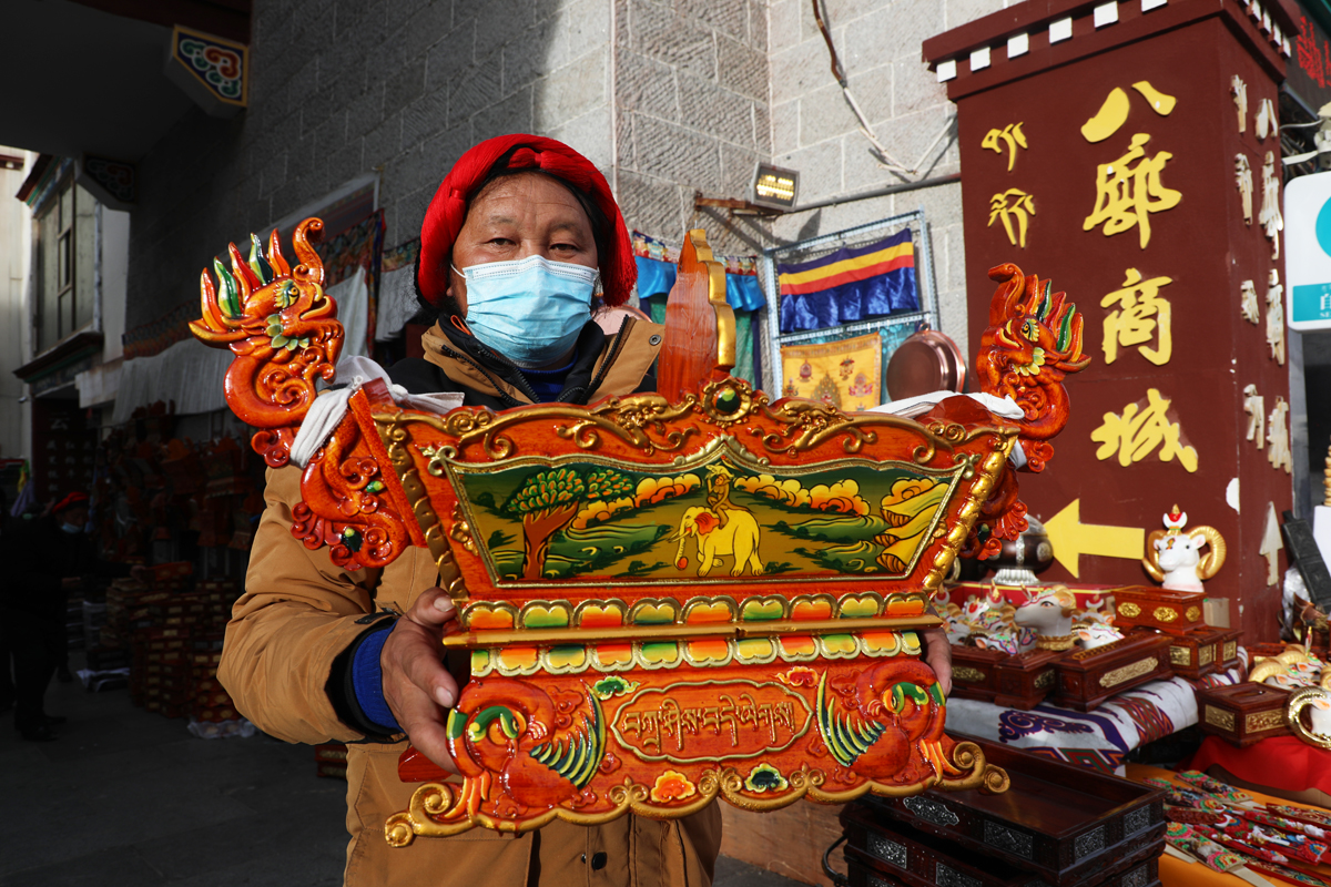 “切瑪”既是新年供奉物，又是日常的擺設(shè)品、吉祥物，它預(yù)示著過去的一年生活美滿，又表達(dá)著新的一年風(fēng)調(diào)雨順、五谷豐登、六畜興旺的美好愿望。圖為“切瑪”盒。記者 格桑倫珠 攝