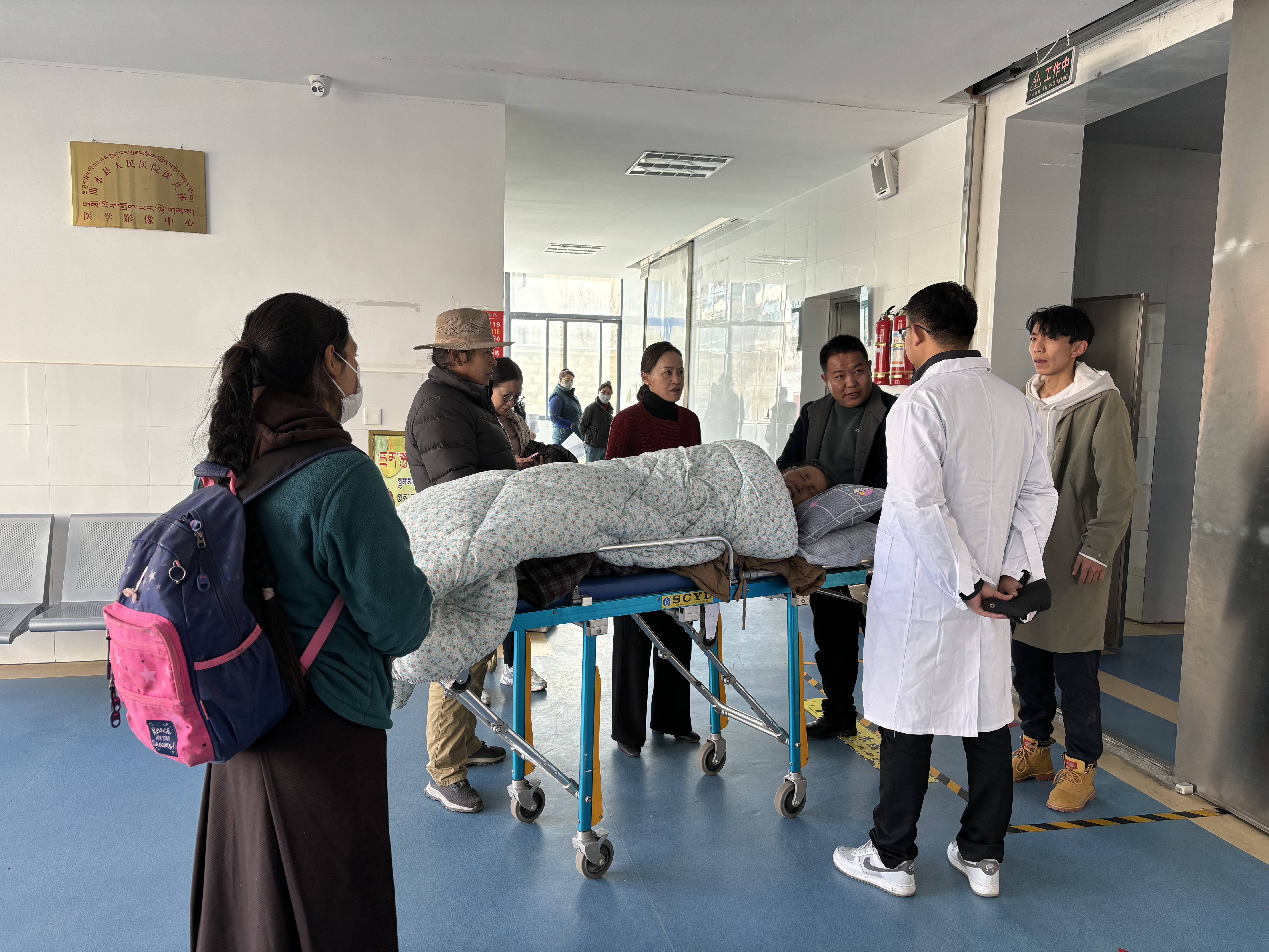 圖為病人正在準備接受免費住院治療。記者 格桑倫珠 攝