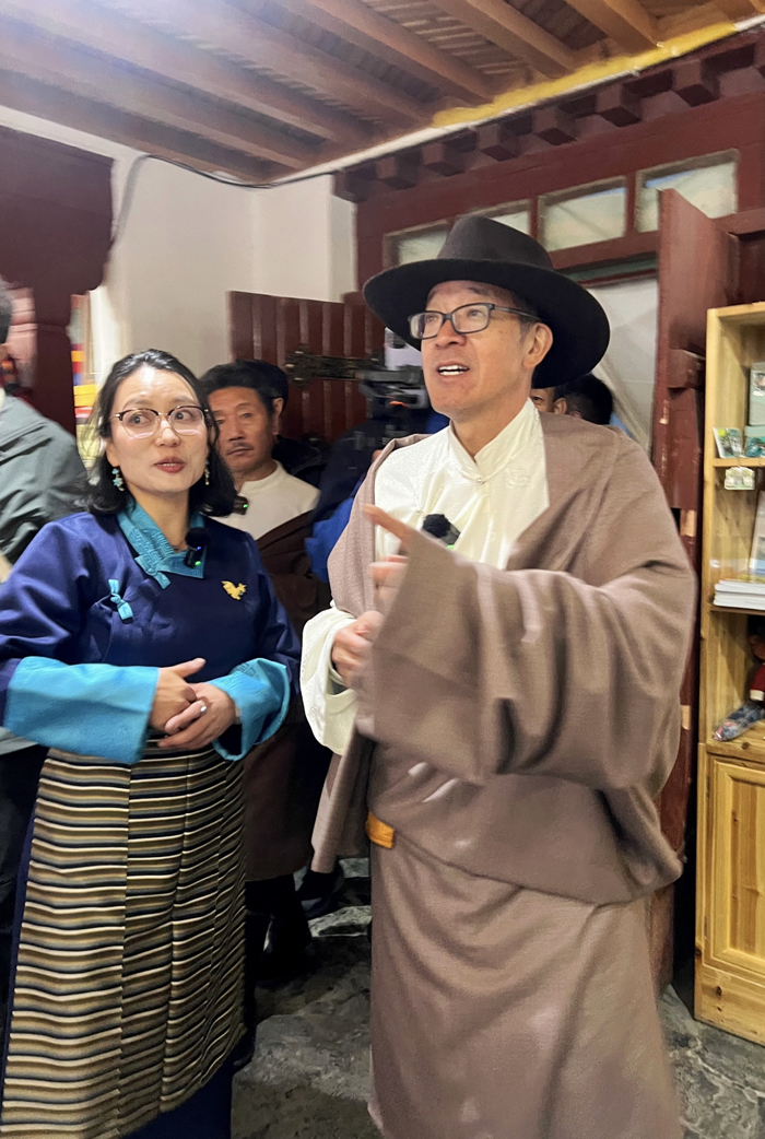 近日，俞敏洪一行人來(lái)到西藏卓番林文化有限公司參觀。卓番林主理人卓瑪自信而簡(jiǎn)潔地介紹著自己的公司和團(tuán)隊(duì)。 圖為俞敏洪（右一）來(lái)到西藏卓番林文化有限公司參觀。