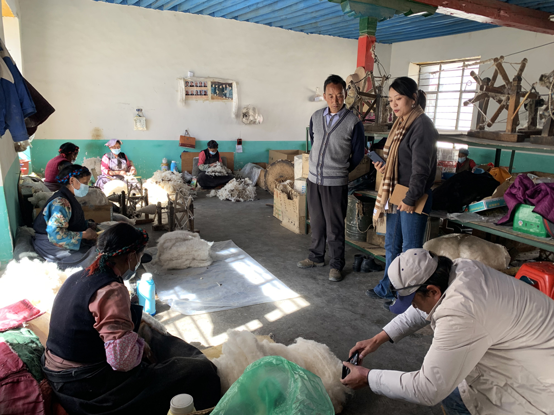 在此過程中，卓番林還打造了20余個(gè)民族手工藝“工作坊基地”，為婦女建立了“阿佳學(xué)堂+社區(qū)工廠”模式，帶動(dòng)300多人實(shí)現(xiàn)了就業(yè)，讓西藏民族手藝人不離家鄉(xiāng)就有不錯(cuò)的收入。