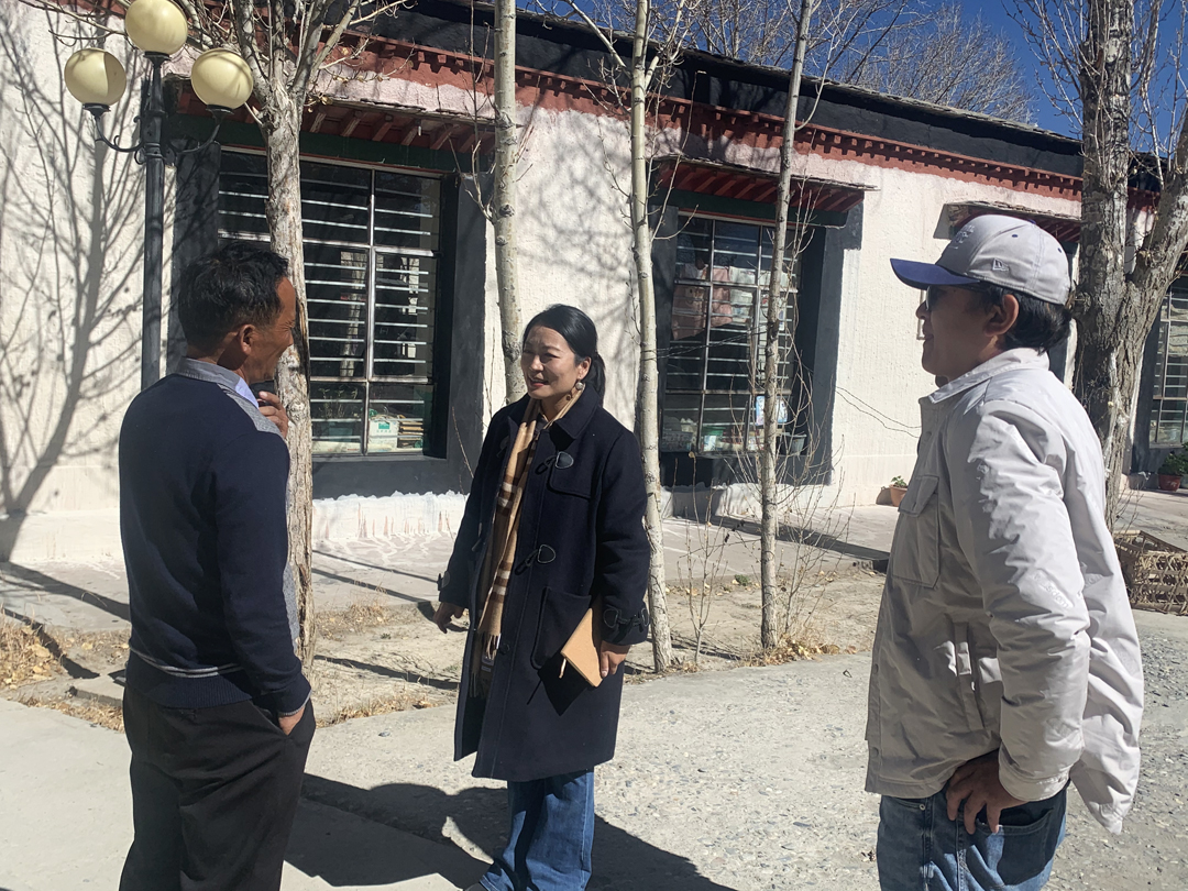 為了更好地了解西藏當(dāng)?shù)仄髽I(yè)的需求，卓瑪和團(tuán)隊(duì)深入基層，進(jìn)行實(shí)地調(diào)研，掌握了更接地氣的第一手資料。在基層，卓瑪發(fā)現(xiàn)了實(shí)地調(diào)研的魅力。調(diào)研中，她還結(jié)識(shí)了許多心靈手巧的藏族女工，她們能編織許多帶有當(dāng)?shù)匚幕厣氖止に嚻?，卻苦于無(wú)銷路。圖為卓瑪在基層調(diào)研。