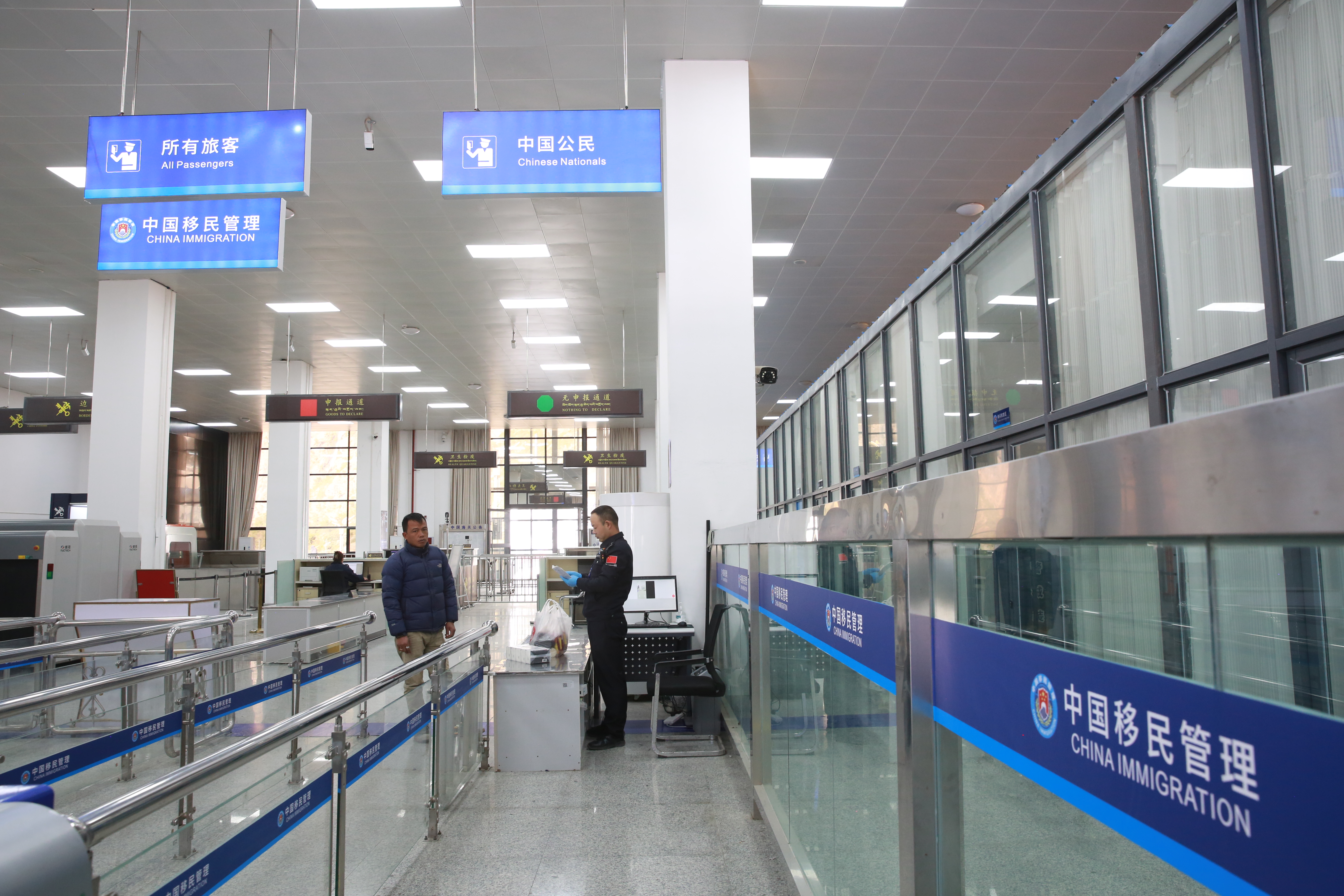 圖為：12月1日，吉隆口岸聯(lián)檢大廳正式啟用新版對外開放口岸出入境邊防檢查現(xiàn)場標志。（2）肖富貴 攝.JPG