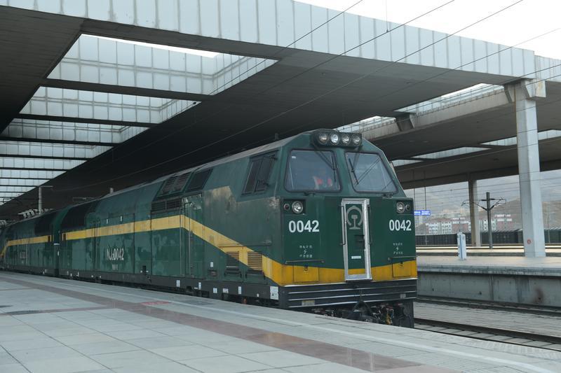 圖為：1月14日春運首日，去往西寧列車正緩緩駛出。<br><br>本報記者：索朗旺久 攝