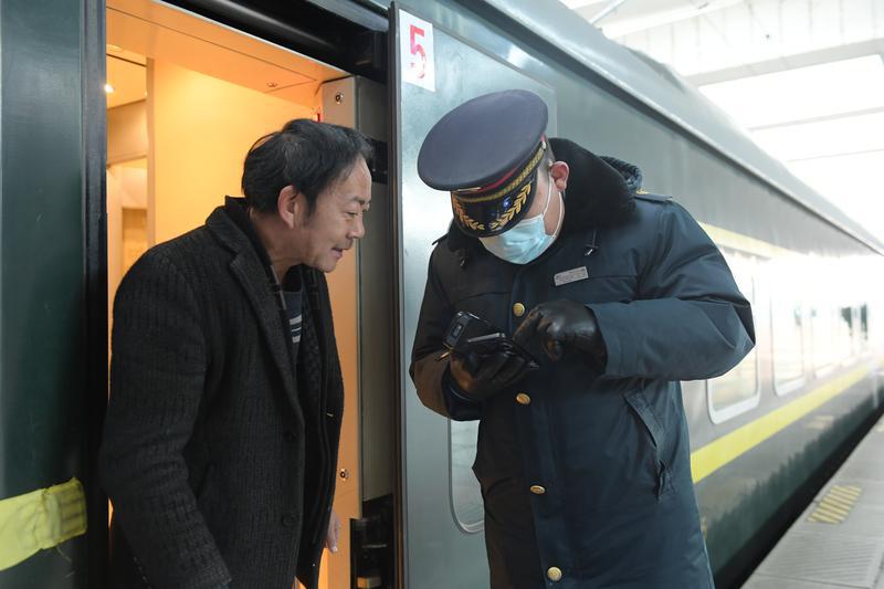 圖為：1月14日春運首日，拉薩火車站工作人員正在驗證旅客信息。<br><br>本報記者：索朗旺久 攝